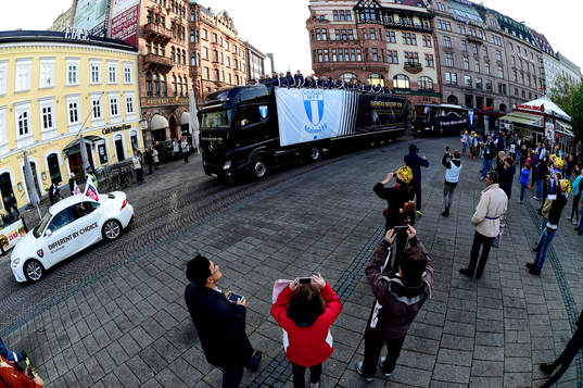 Malmö FFs buss och en av Rosengårds bilar cirkulerar på