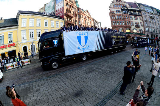 Malmö FFs buss anländer för att fira SM-guld