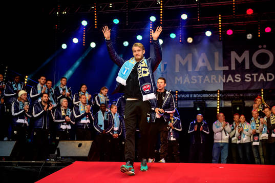 Malmö FFs Filip Helander firar SM-guld