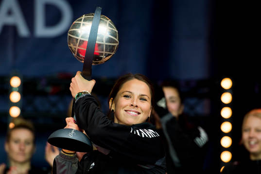 Rosengårds Sara Björk Gunnarsdottir höjer SM-pokalen