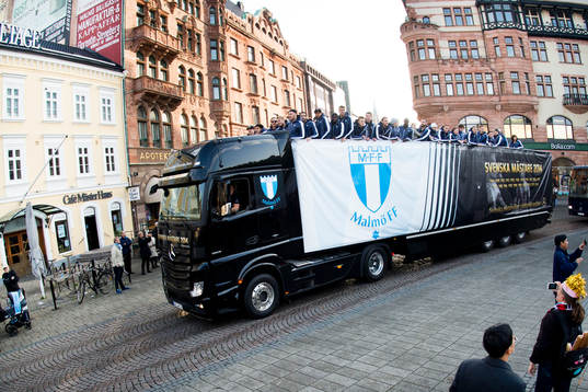 Malmö FFs spelare anländer med lastbil tidigt till