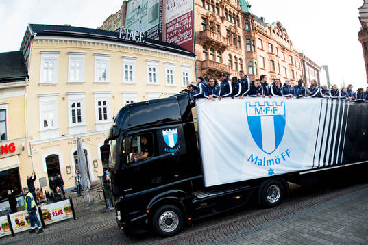 Malmö FFs spelare anländer med lastbil tidigt till