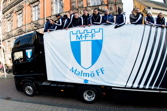 Malmö FFs spelare anländer med lastbil tidigt till