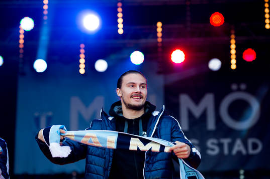 Malmö FFs Erik Johansson med en halsduk firar SM-guld