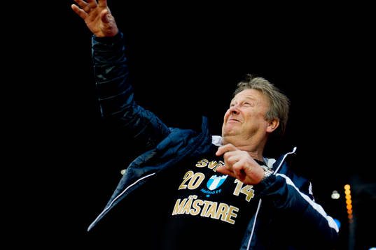 Malmö FFs tränare Åge Hareide kastar ut en halsduk i