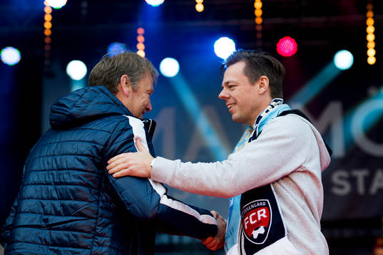 Malmö FFs tränare Åge Hareide tar i hand med Rosengårds
