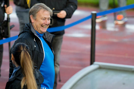 Malmö FFs tränare Åge Hareide skrattar