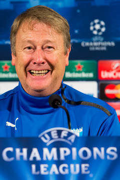 Malmö FFs tränare Åge Hareide skrattar