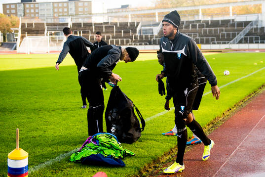 Malmö FFs Isaac Kiese Thelin (th)