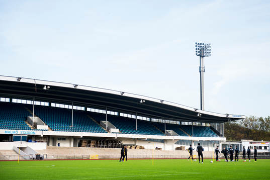 Malmö FFs spelare tränare på Malmö Stadion