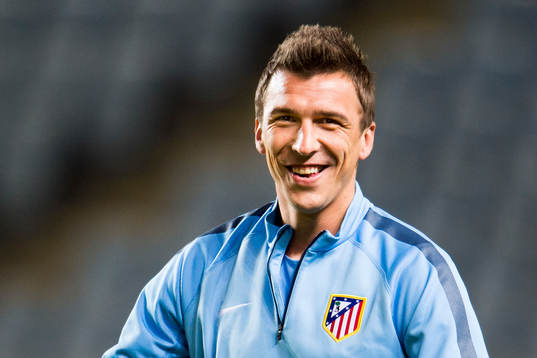 Atletico Madrids Mario Mandzukic skrattar