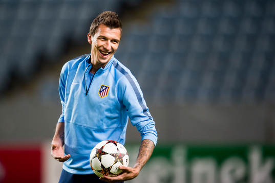 Atletico Madrids Mario Mandzukic skrattar