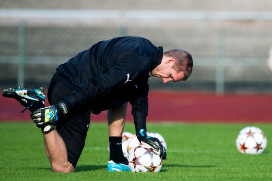 s målvakt Robin Olsen stretchar sitt skadade lår