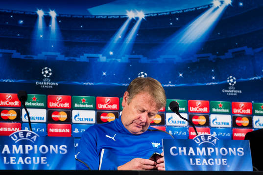 Malmö FFs tränare Åge Hareide med sin telefon