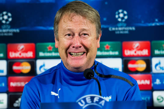 Malmö FFs tränare Åge Hareide skrattar