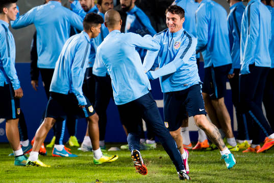 Atletico Madrids Cristian Rodriguez skojar med Miranda