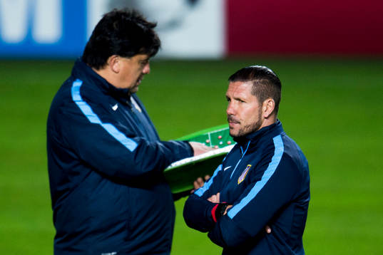 Atletico Madrids tränare Diego Simeone och assisterande