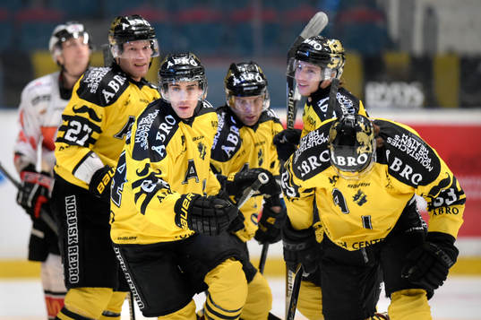 s Ryan McKiernan jublar med lagkamraterna
