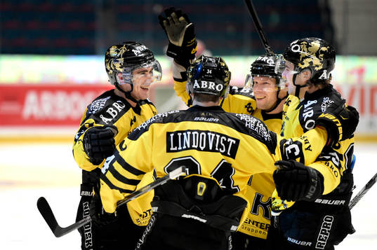 s Ryan McKiernan jublar med lagkamraterna