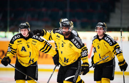 s Robin Kovacs, Yared Hagos och Ryan McKiernan jublar