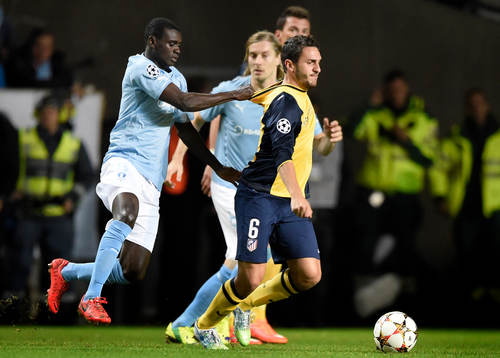 s Enock Kofi Adu drar Atletico Madrids Koke i tröjan