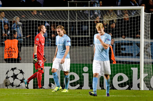 s målvakt Robin Olsen, Markus Halsti, Filip Helander deppar