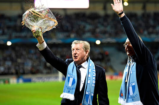 Roy Hodgson får blommor