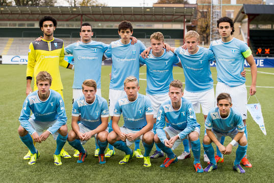 Malmö FFs startelva, övre raden från vänster, målvakt