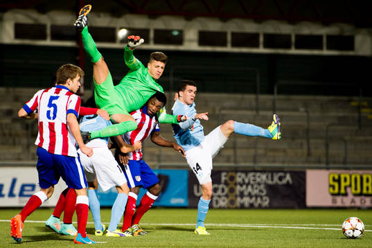 Malmö FFs Granit Stagova (th) oroar framför Atlético