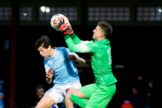 Malmö FFs Dennis Hadzikadunic i luftduell med Atlético
