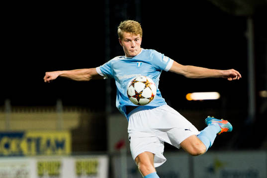 Malmö FFs Jacob Blixt laddar för skott