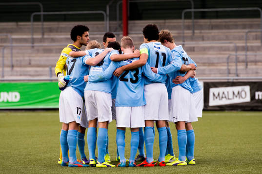 Malmö FFs spelare samlas i en ring
