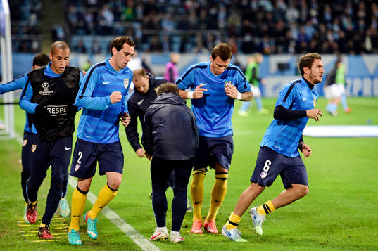 Atletico Madrids spelare värmer upp