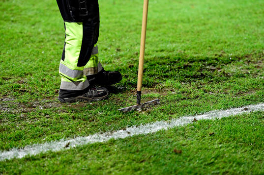 Gräsmattan på Swedbank Stadion vårdas