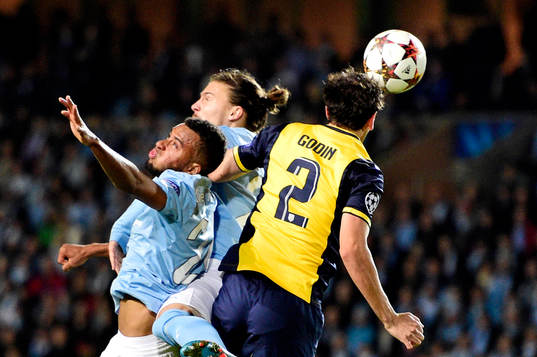 s Isaac Kiese Thelin och Erik Johansson nickduell med