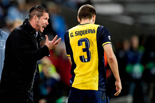 Atletico Madrids tränare Diego Simeone pratar med
