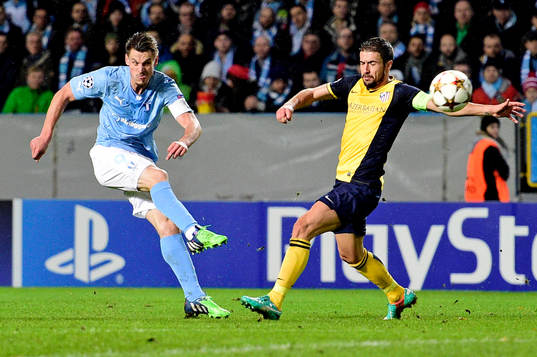 s Markus Rosenberg skjuter bredvid Atletico Madrids Gabi