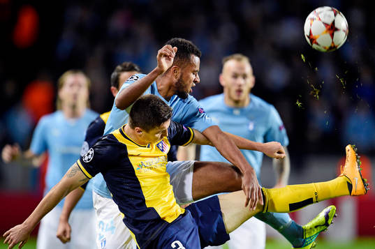 s Isaac Kiese Thelin och Atletico Madrids Guilherme Siqueira