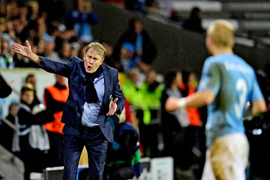 s tränare Åge Hareide skriker instruktioner