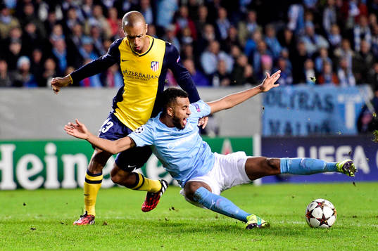 s Isaac Kiese Thelin rivs ner av Atletico Madrids Miranda