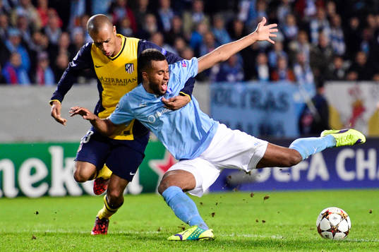 s Isaac Kiese Thelin rivs ner av Atletico Madrids Miranda