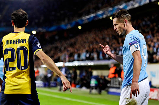 s Markus Rosenberg och Atletico Madrids Juanfran