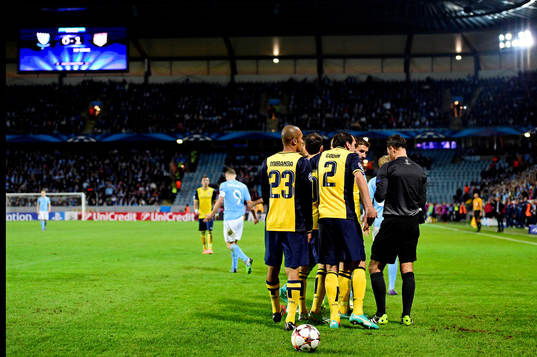 Atletico Madrids Miranda och Diego Godin framme och pratar