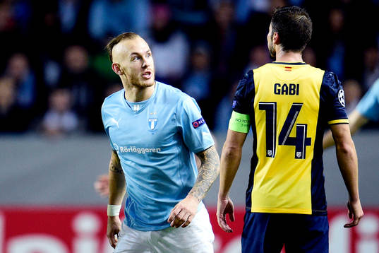 s Magnus Eriksson tittar argt på Atletico Madrids Gabi