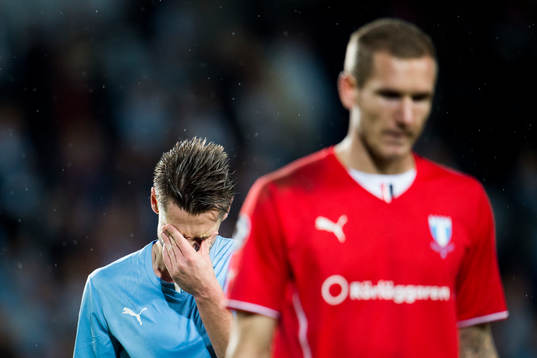 s Markus Rosenberg och målvakt Robin Olsen deppar