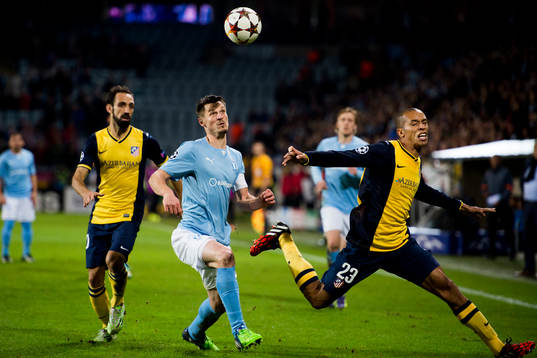 s Markus Rosenberg och Atletico Madrids Miranda (th)