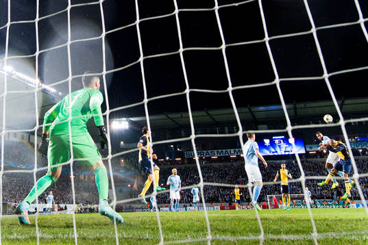 s Isaac Kiese Thelin i nickduell med Atletico Madrids