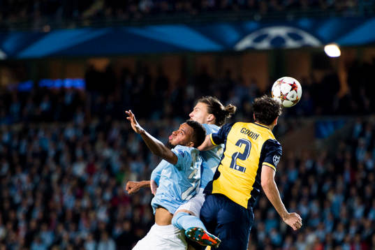 s Isaac Kiese Thelin och Erik Johansson i nickduell med