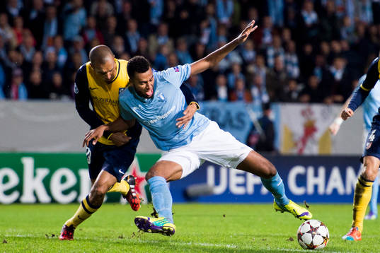 s Isaac Kiese Thelin vid straffområdeslinjen och det döms