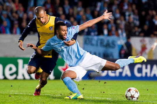 s Isaac Kiese Thelin vid straffområdeslinjen och det döms
